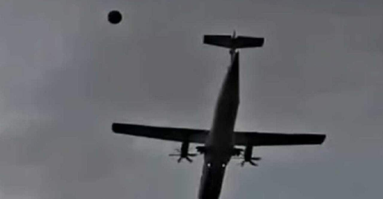 উড়ন্ত বিমানের দিকে ফুটবলে শট, ভাইরাল ভিডিও নিয়ে যা জানা গেল