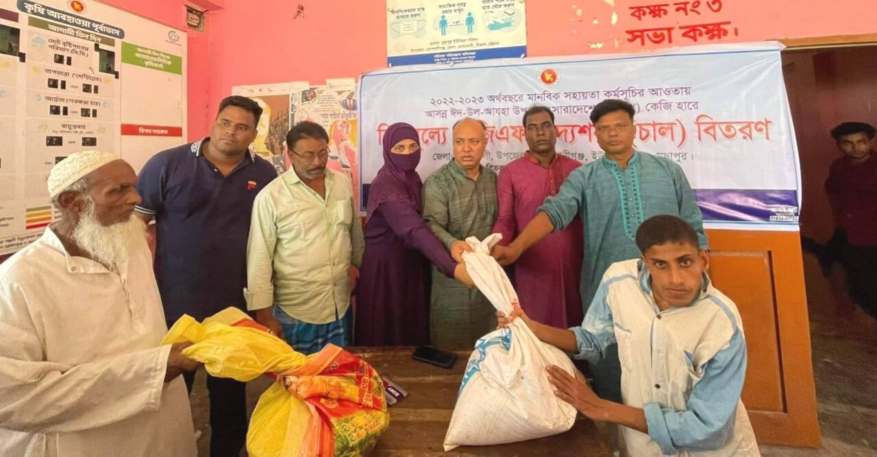 বিনামূল্যে পনের শত পরিবারের মাঝে খাদ্যশস্য বিতরণ