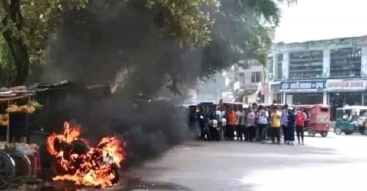 সার্জেন্টের ওপর ক্ষিপ্ত হয়ে গাড়ি পোড়ালেন এক চালক