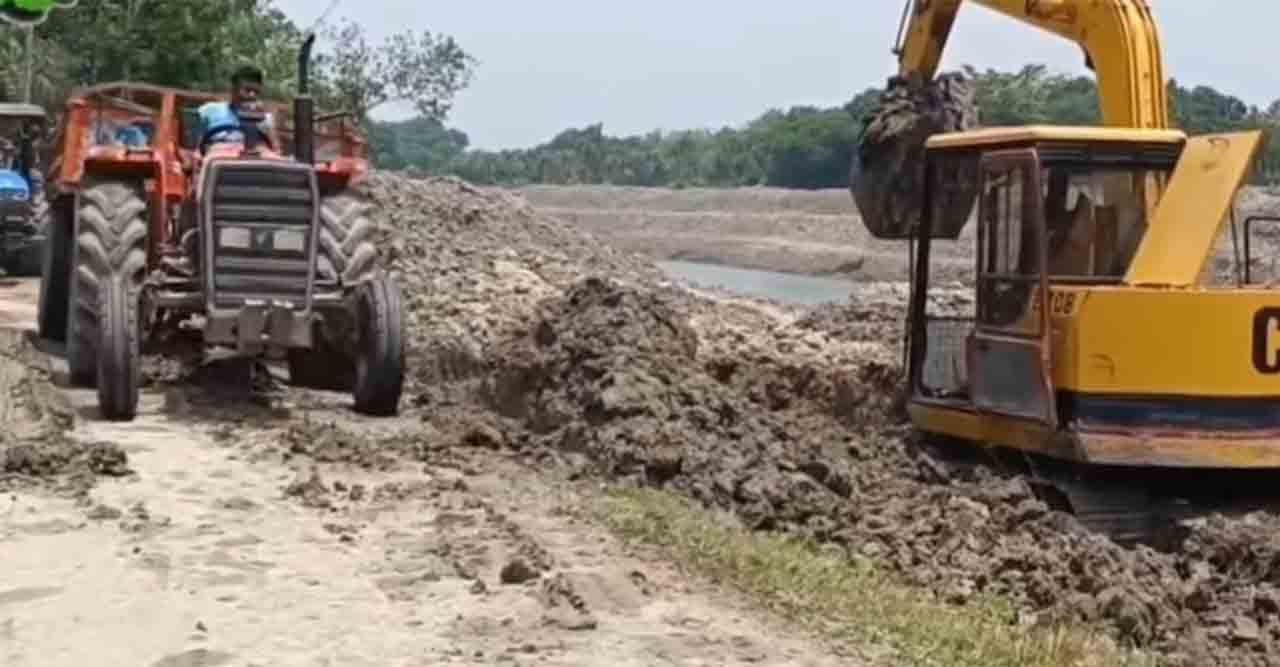 ট্রাক্টর থেকে মাটি পড়ে জীবননগরের সড়কগুলোর বেহাল দশা