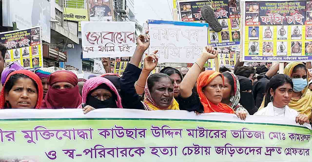 ব্যবসায়ীকে কুপিয়ে হত্যা বিচারের দাবীতে রাস্তায় বিক্ষোভে