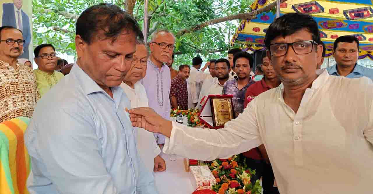 খানসামায় নব নির্বাচিত উপজেলা চেয়ারম্যানকে গণসংবর্ধনা