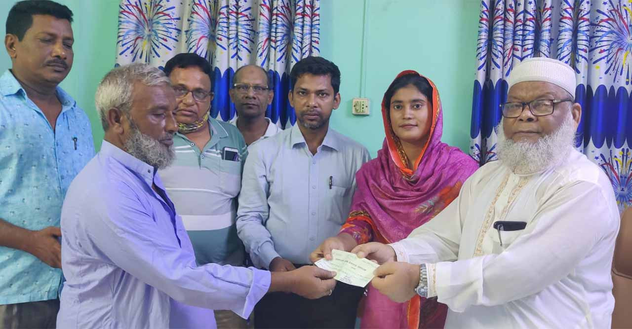 গোমস্তাপুরে প্রাকৃতিক দুর্যোগে ক্ষতিগ্রস্তদের চেক বিতরণ