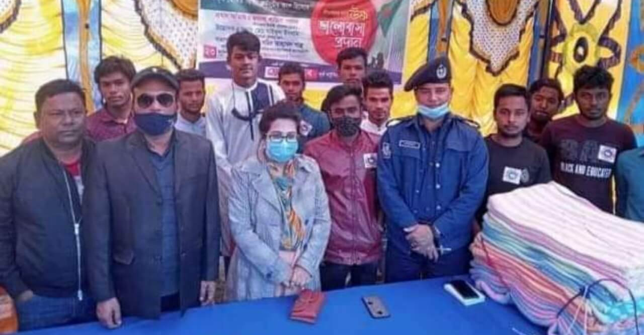 ডোমারে শীতার্তদের মাঝে উষ্ণ ভালোবাসা প্রদান