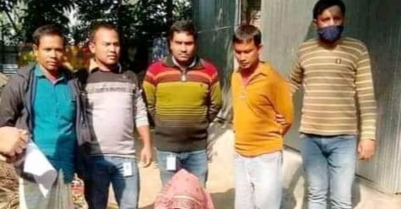 ডোমারে ২০ বোতল ফেনসিডিল সহ আটক ৩