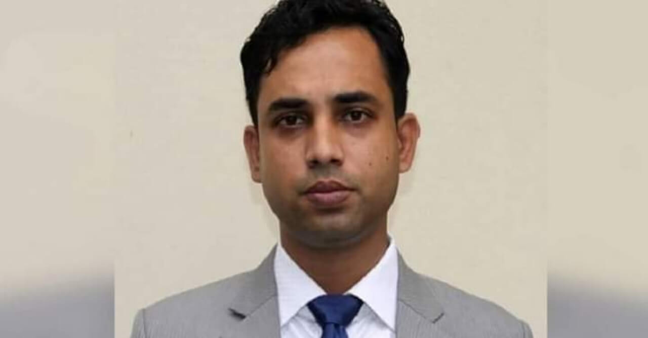 স্ত্রীকে নিয়ে লঞ্চ থেকে লাফিয়ে পড়ে প্রাণে বাঁচেন ইউএনও!