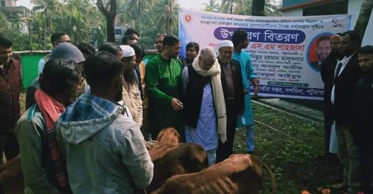 দশমিনায় জেলেদের মাঝে উপকরণ বিতরন