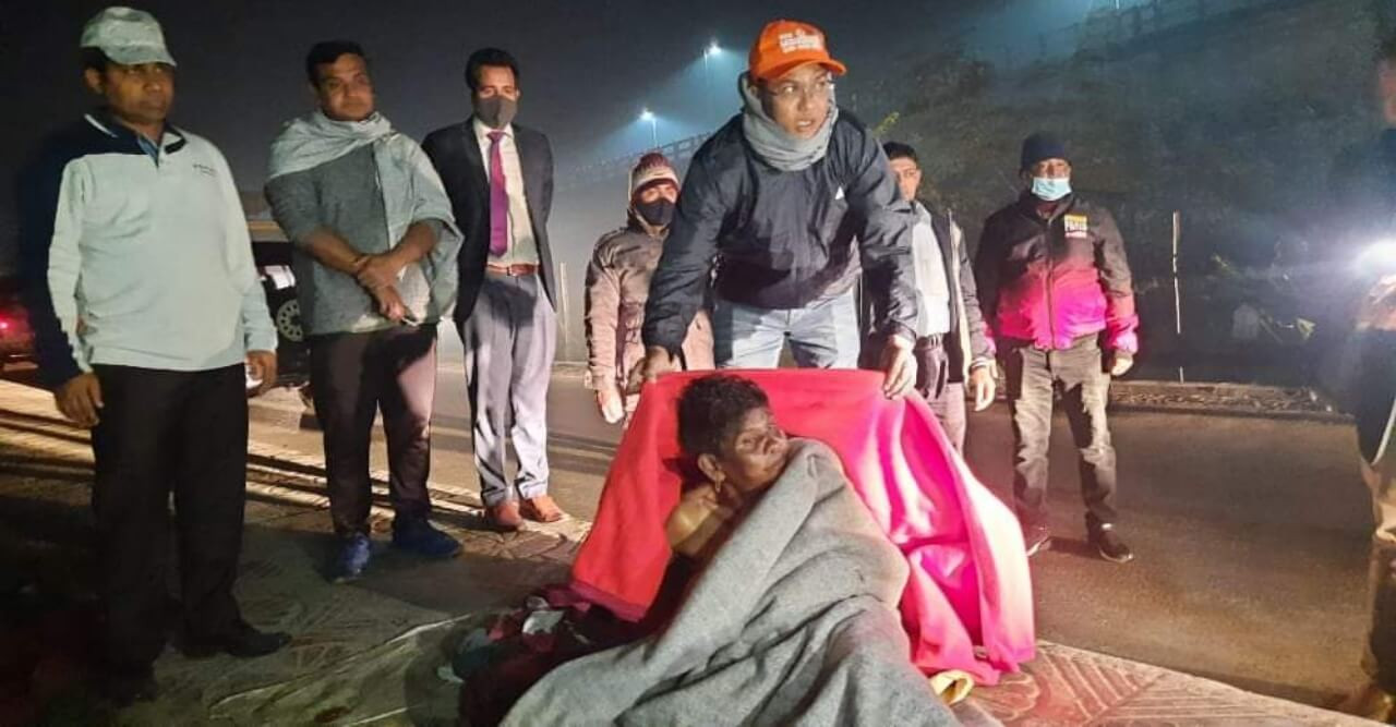 ছিন্নমুল ও অসহায়দের কাছে কম্বল নিয়ে গেলেন জেলা প্রশাসক