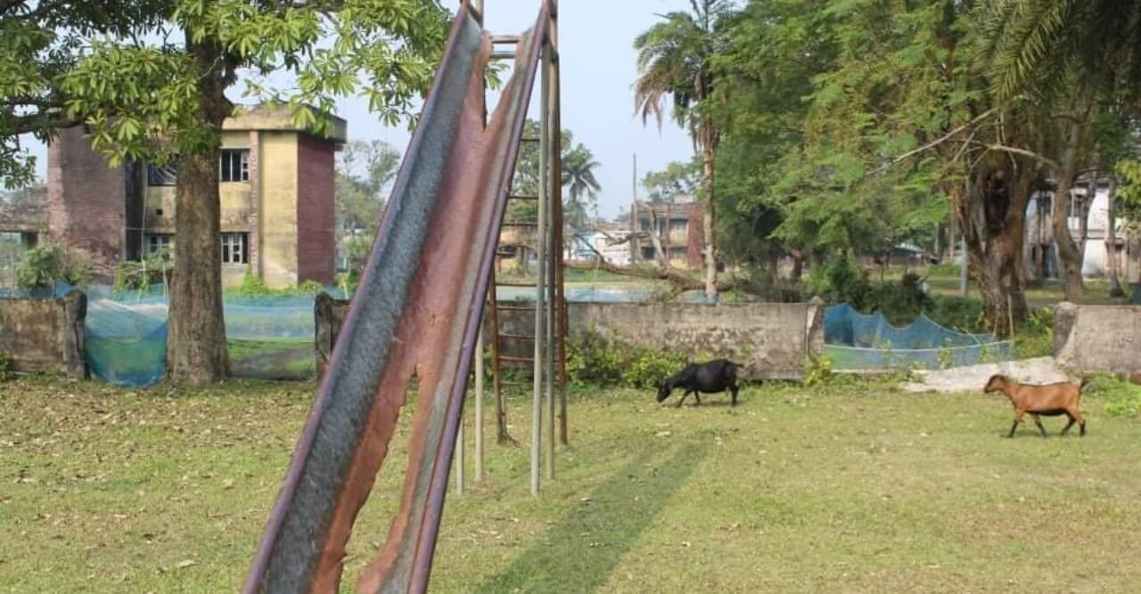 সংস্কারের অভাবে পড়ে আছে মোল্লাহাটের শিশু পার্কটি