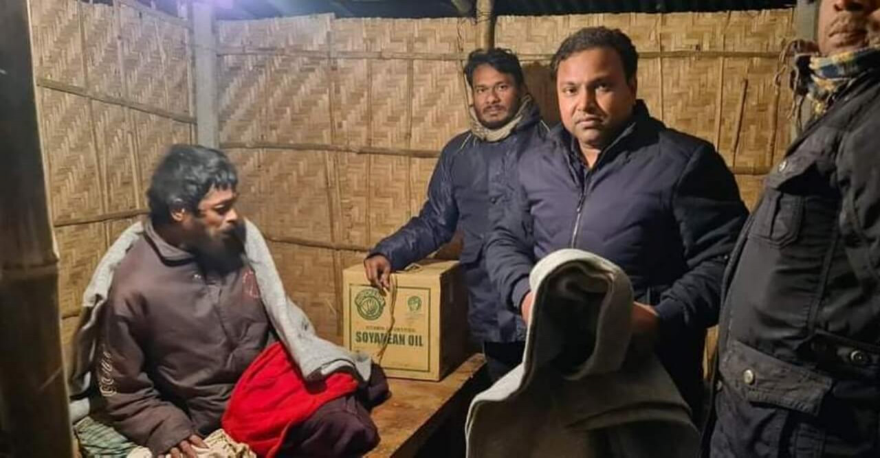 ফেসবুকে দেখে শীতবস্ত্র ও খাবার নিয়ে রাতেই ছুটে গেলেন ইউএনও !