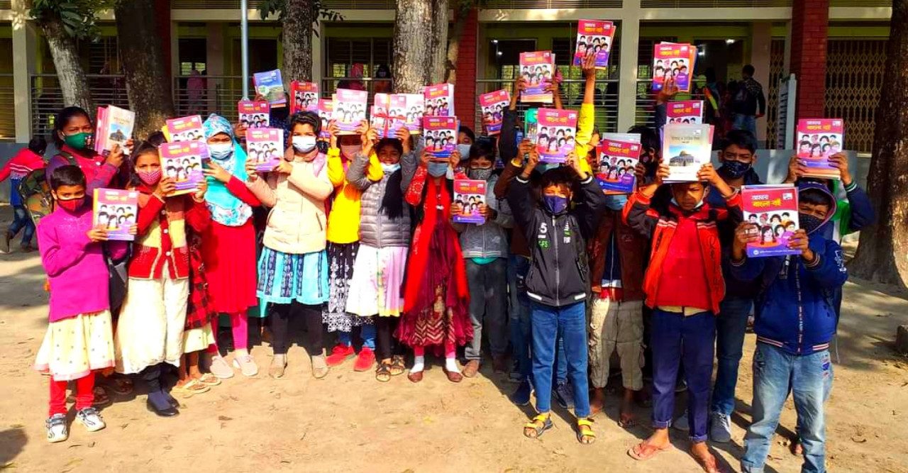 বছরের প্রথম দিনে নতুন বই পেল ডোমারের প্রাথমিক শিক্ষার্থীরা