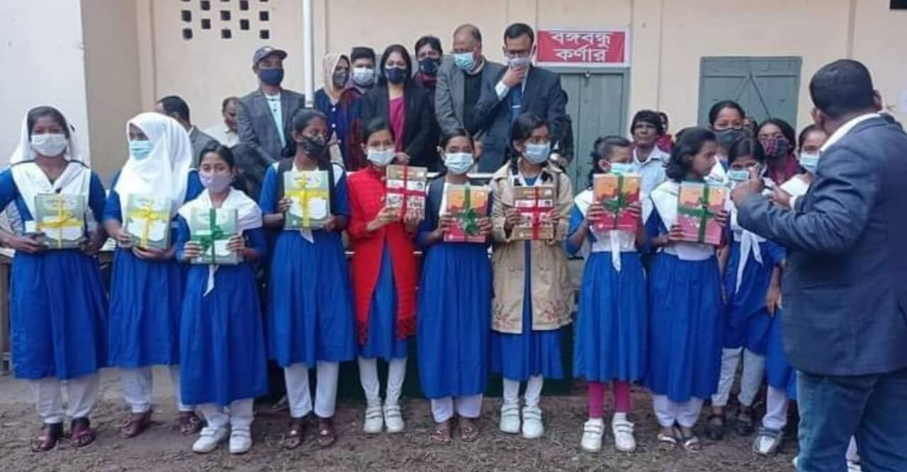 সরিষাবাড়ীতে শিক্ষার্থীদের মাঝে  নতুন বছরের বই বিতরণ ও নববর্ষের শুভেচ্ছা বিনিময়