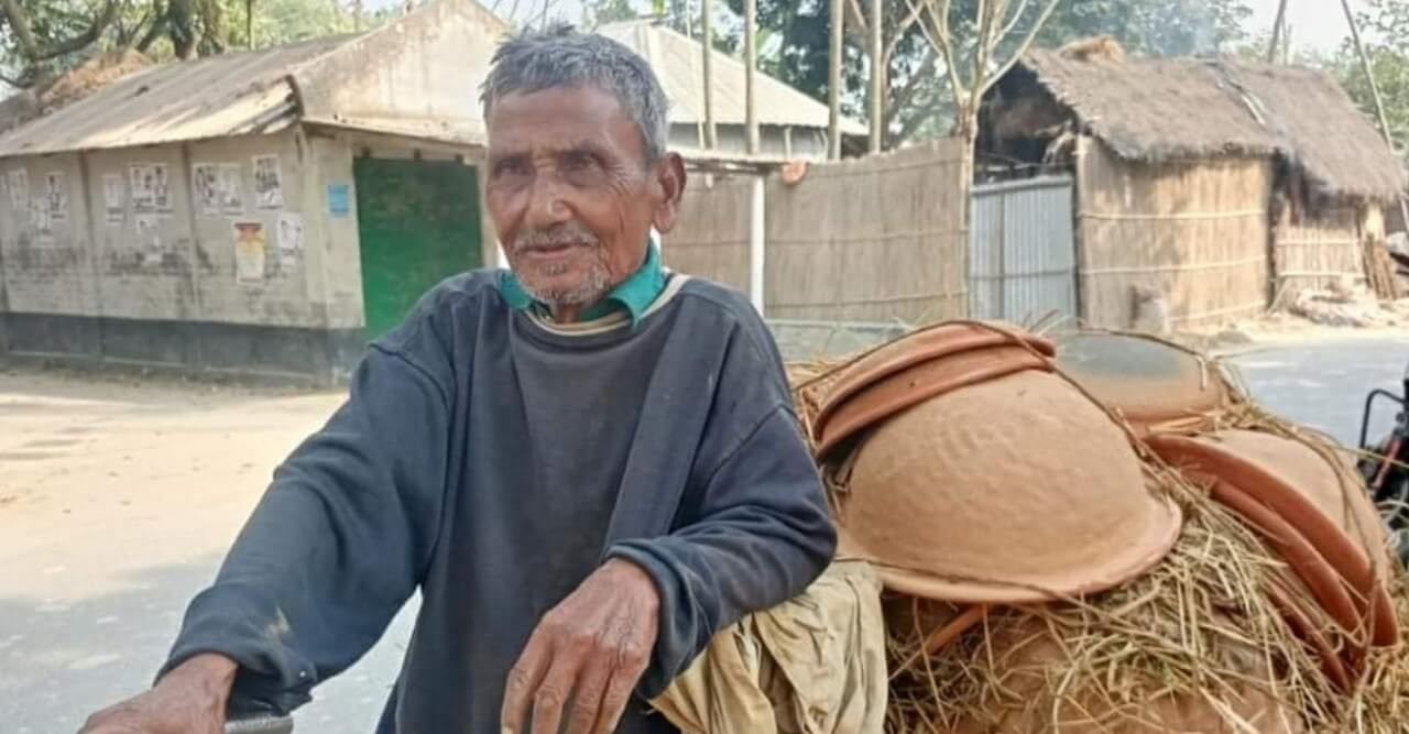 ৫৫ বছর ধরে মাটির হাঁড়িপাতিল বিক্রি করেন তিনি!