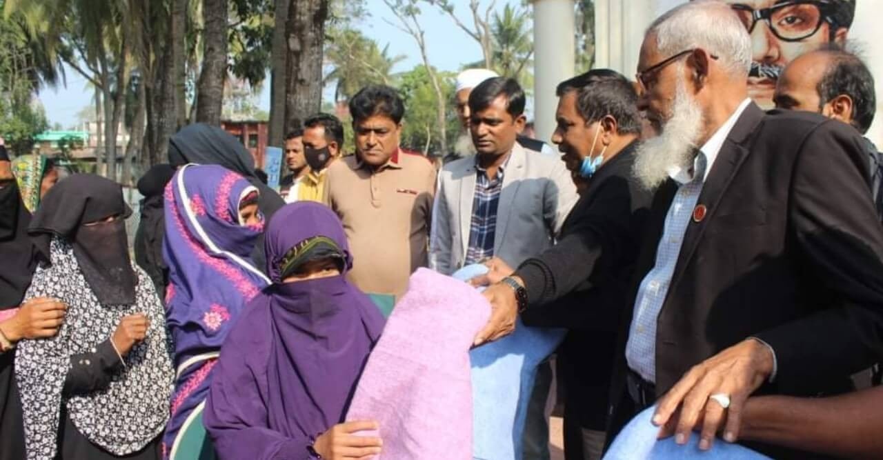 মোল্লাহাটে অসহায় শীতার্তদের মাঝে সরকারি কম্বল বিতরণ