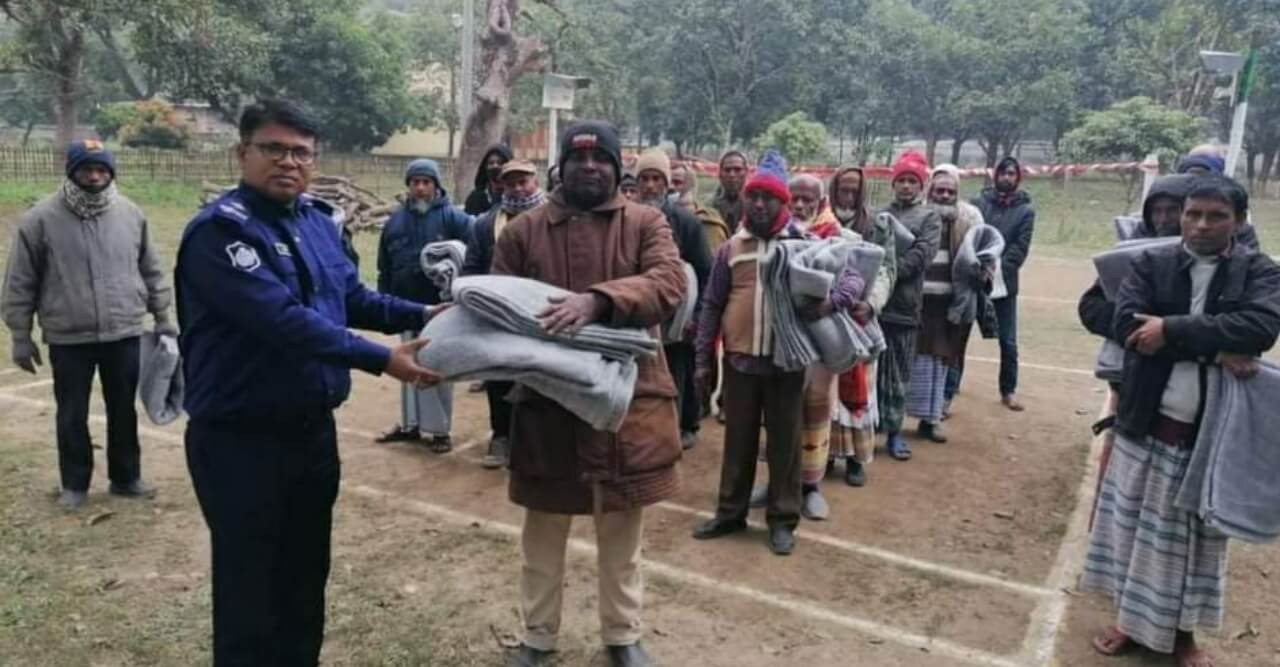 রাণীশংকৈলে নৈশ্যপ্রহরীদের শীতবস্ত্র দিলেন ওসি জাহিদ ইকবাল