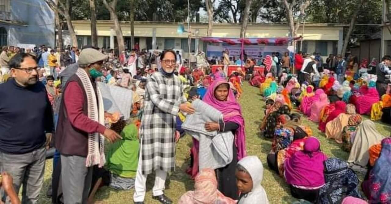 উল্লাপাড়ায় শীতার্ত পরিবারের মাঝে সাড়ে ৭হাজার শীতবস্ত্র বিতরণ