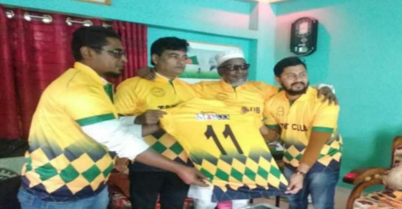 দশমিনায়  স্বনামধন্য টি এন্ড টি ক্লাব সদস্যদের ক্রীড়া সামগ্রী উপহার
