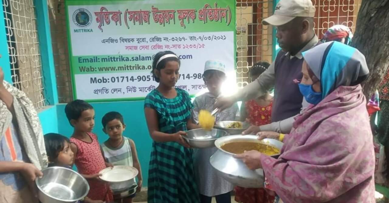 ২ টাকার বিনিময় পথশিশু ও ছিন্নমূল মানুষের মাঝে খাদ্য বিতরণ!