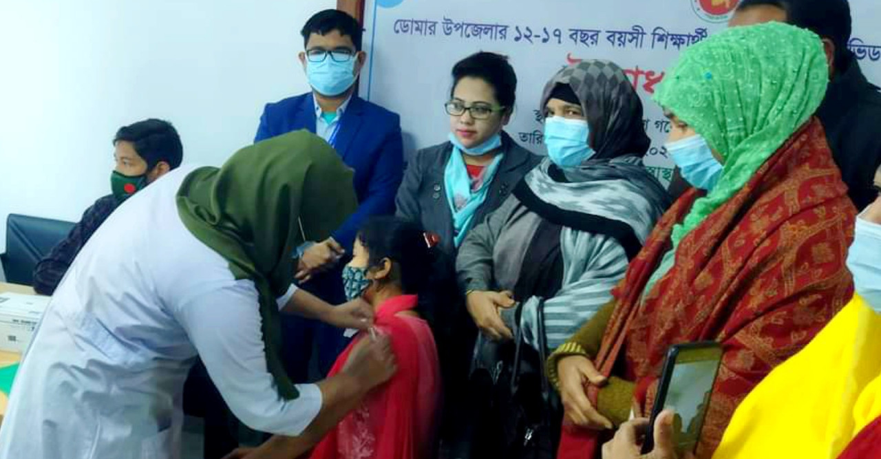 ডোমারে শিক্ষার্থীদের মাঝে কোভিড-১৯ টিকাদান কার্যক্রমের উদ্বোধন