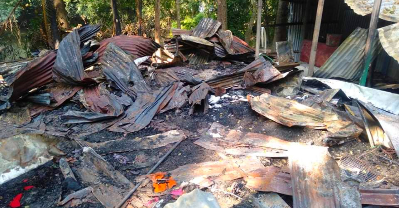 জমি সংক্রান্ত জের ধরে বসতবাড়িতে অগ্নিসংযোগের অভিযোগ