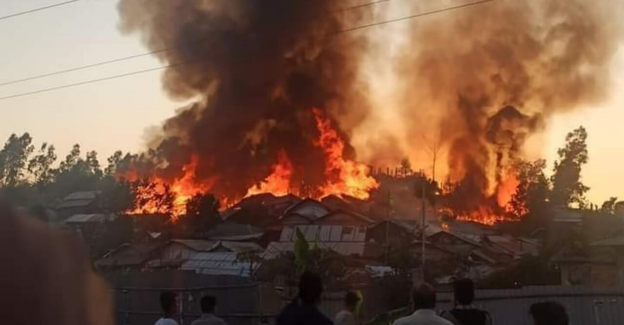 রোহিঙ্গা ক্যাম্পে ভয়াবহ আগুনঃ সহস্রাধিক ঝুপড়ি পুড়ে ছাই