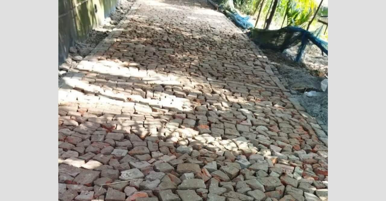 বটিয়াঘাটায় ইটের ঢালাই ছলিং রাস্তার কাজে অনিয়ম দুর্নীতির অভিযোগ