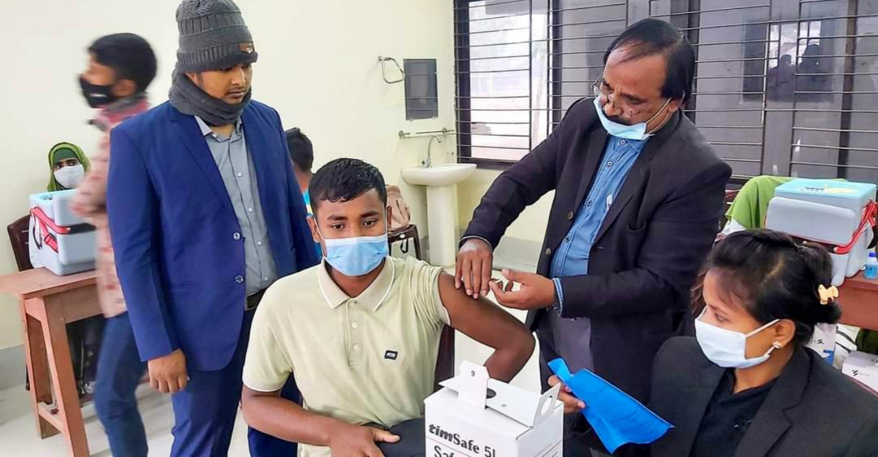 চতুর্থ দিনের মতো ডোমারে উৎসবমুখর পরিবেশে শিক্ষার্থীদের করোনার টিকা প্রদান