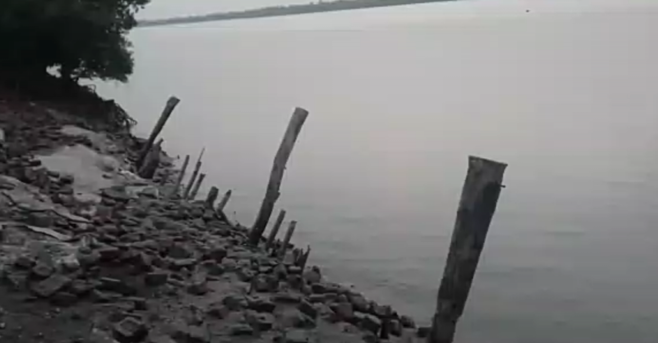 বেড়িবাঁধ ফুটো করেই তুলছে নোনা পানি, জনদূর্ভোগে হাজার হাজার পরিবার 