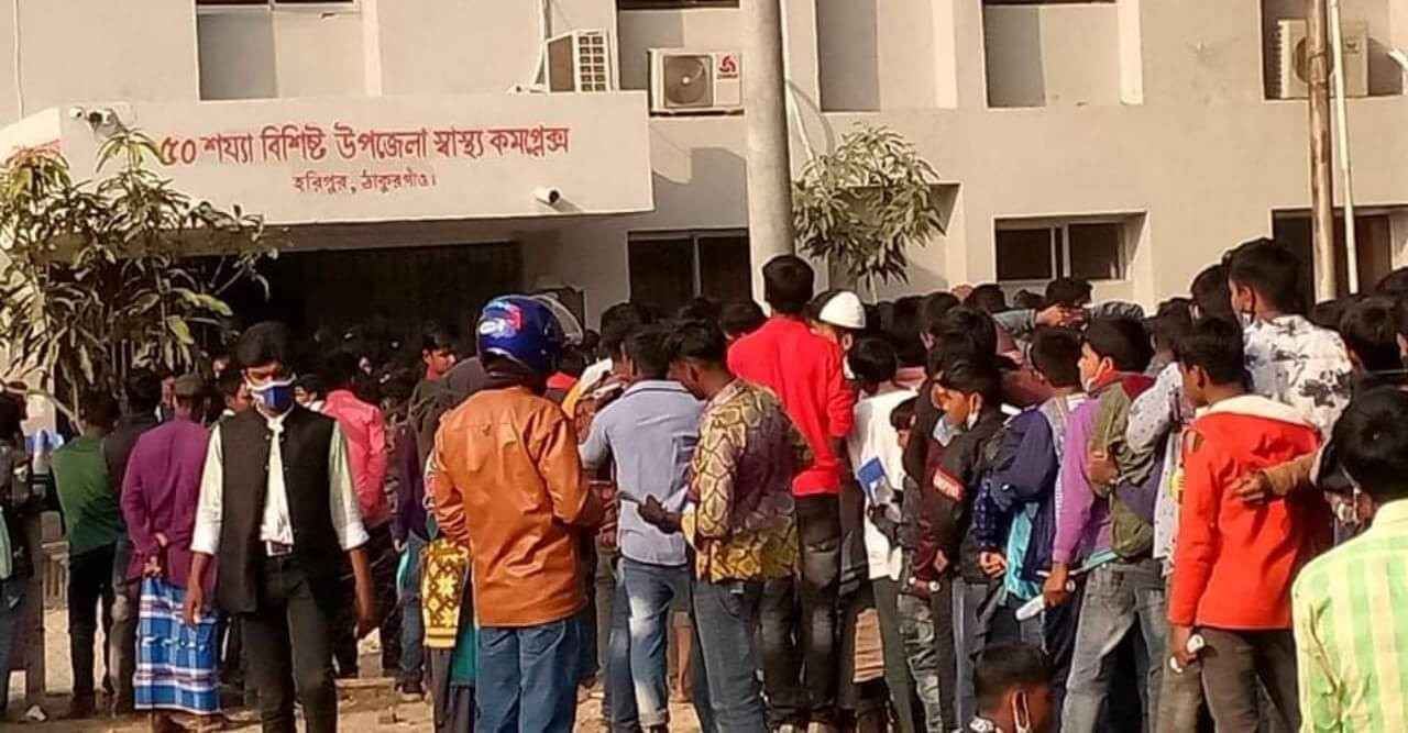 হরিপুরে শিক্ষার্থীদের জন্য টিকা, মানা হচ্ছে না স্বাস্থ্য বিধি!