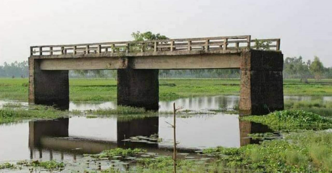 ৩৩ বছর সড়ক ছাড়া সেতুটি,  দুর্ভোগে ১২ গ্রামের মানুষ! 