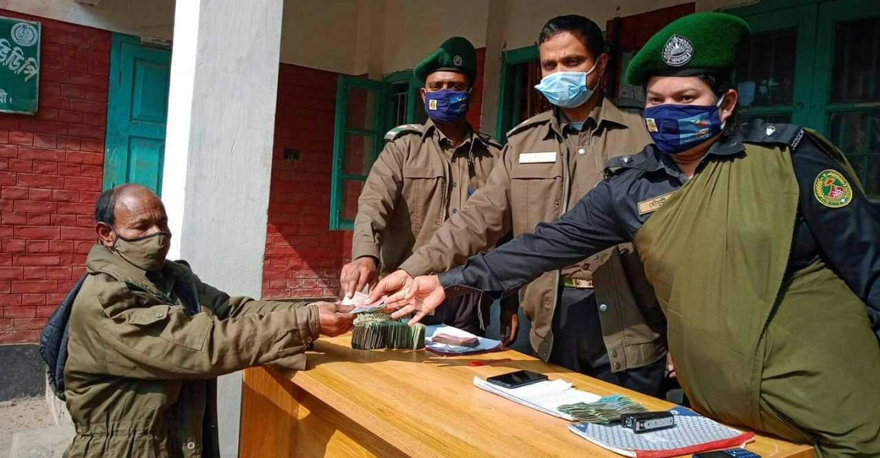 ডোমারে দুর্গা পূজায় দায়িত্ব পালনে আনসার–ভিডিপি সদস্যদের সম্মানী ভাতা প্রদান