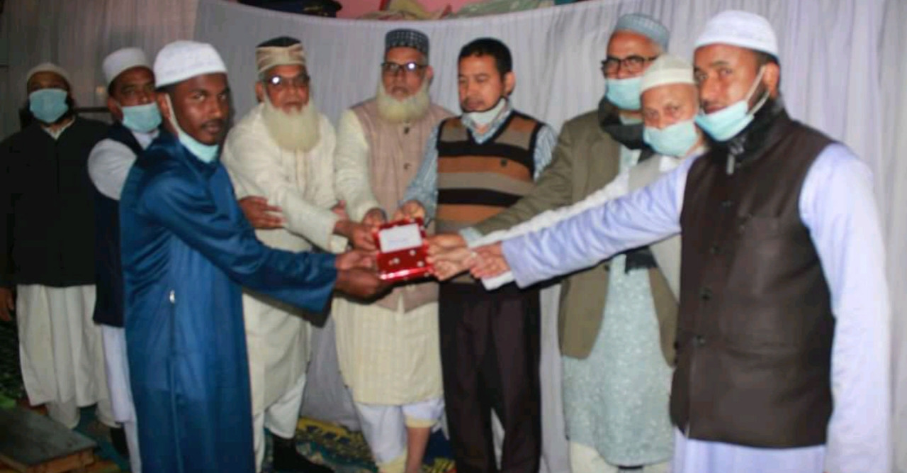 হাফিজিয়া মাদ্রাসার কৃতি ছাত্রদের মাঝে পুরষ্কার বিতরণ