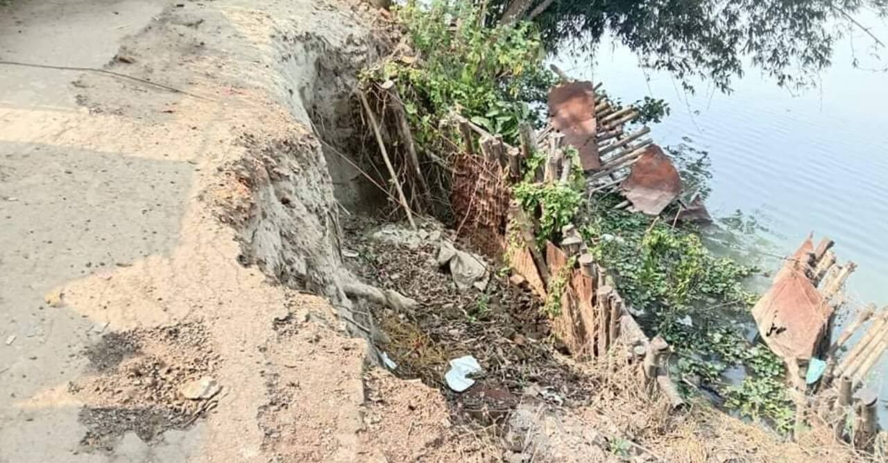 মোল্লাহাটে মধুতি নদীতে তীব্র ভাঙ্গন, হুমকিতে সড়ক ও বসতবাড়ি