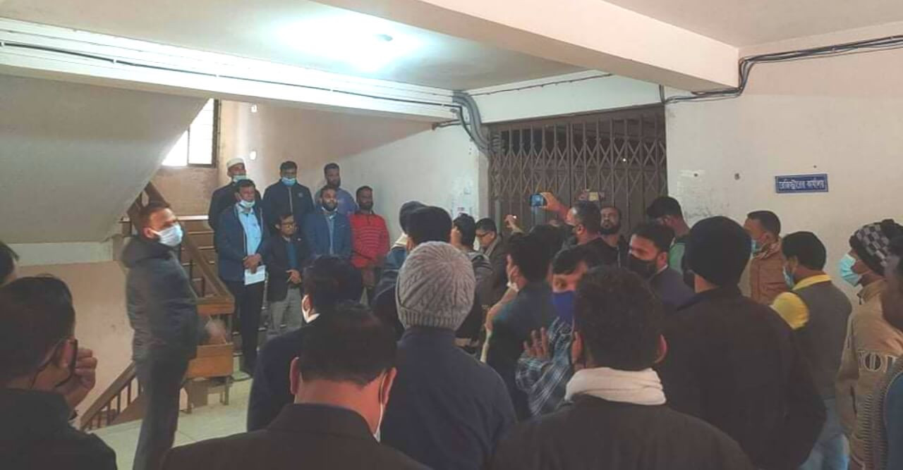 কুবিতে দ্বিতীয় দিনের মতো চলছে রেজিস্ট্রার বিরোধী আন্দোলন