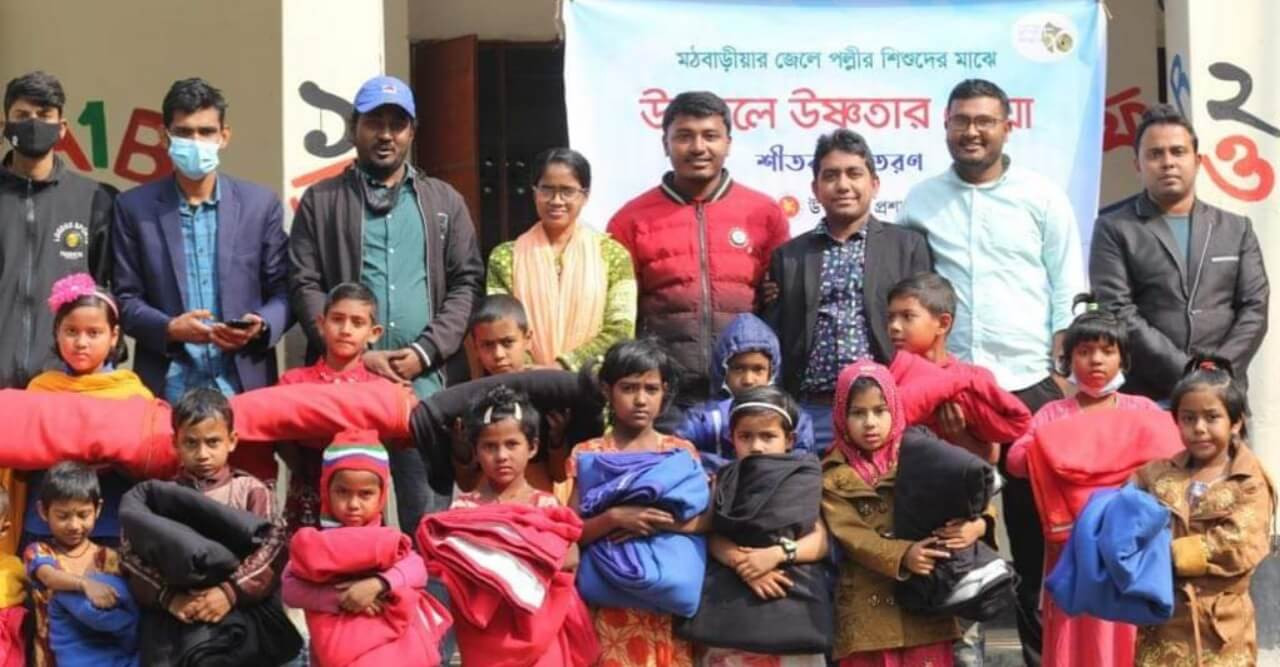 হাতে খড়ি ফাউন্ডেশনের উদ্যেগে উপকূলে উষ্ণতার ছোঁয়া