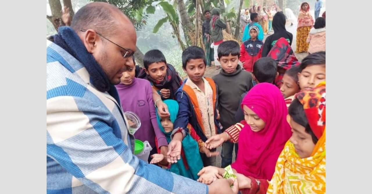 শিশুদের ভালোবাসায় ভাসছেন ওসি আব্দুল মতিন