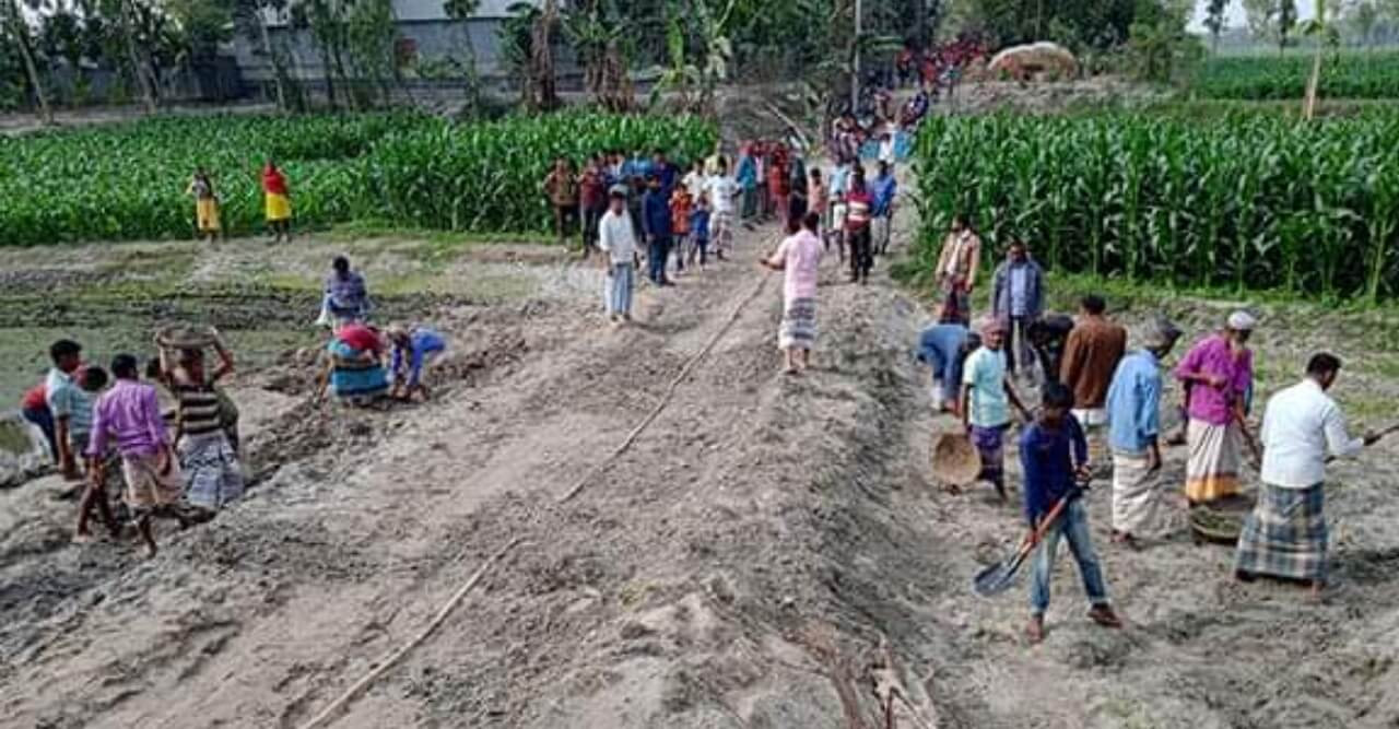 লালমনিরহাটে বন্যায় ভেঙ্গে যাওয়া রাস্তা স্বেচ্ছা শ্রমে মেরামত এলাকাবাসীর