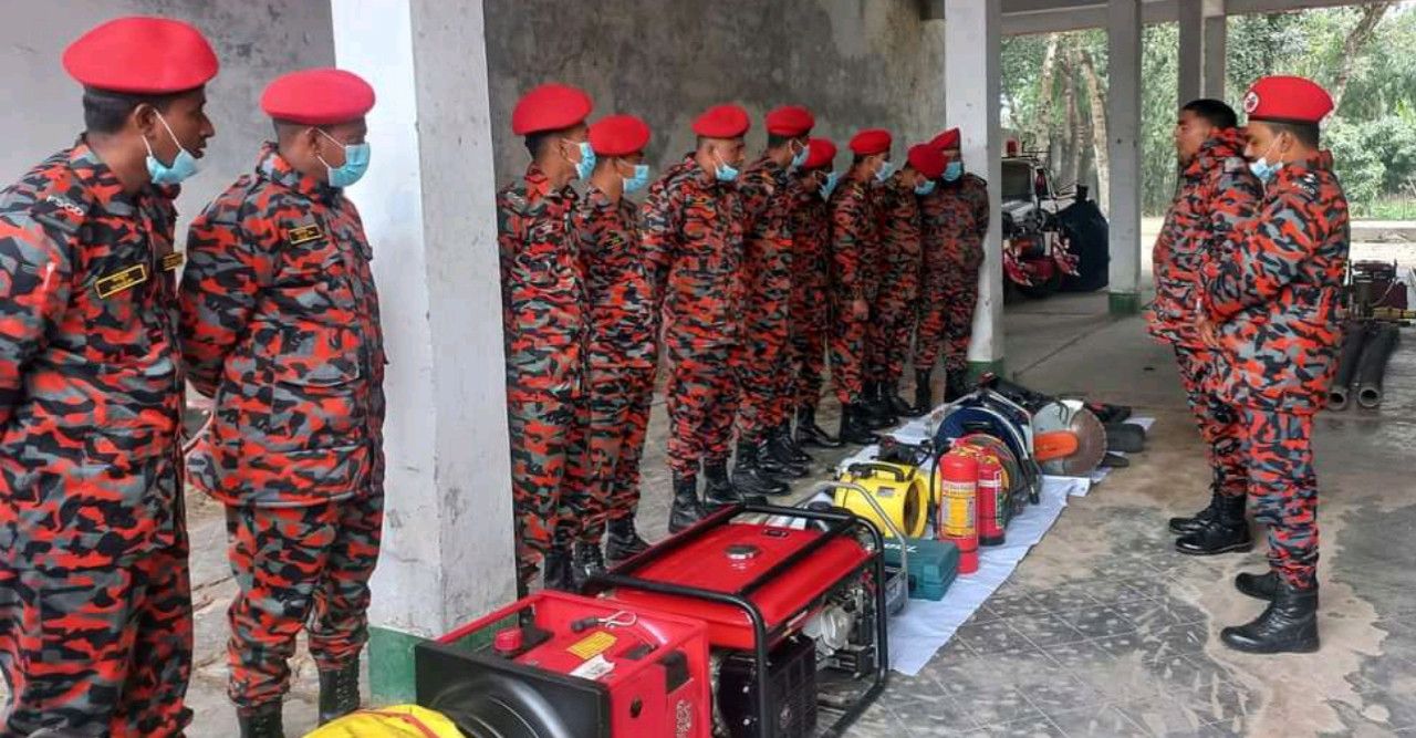 ডোমার ফায়ার স্টেশন পরিদর্শনে এসেছেন উপ–সহকারী পরিচালক