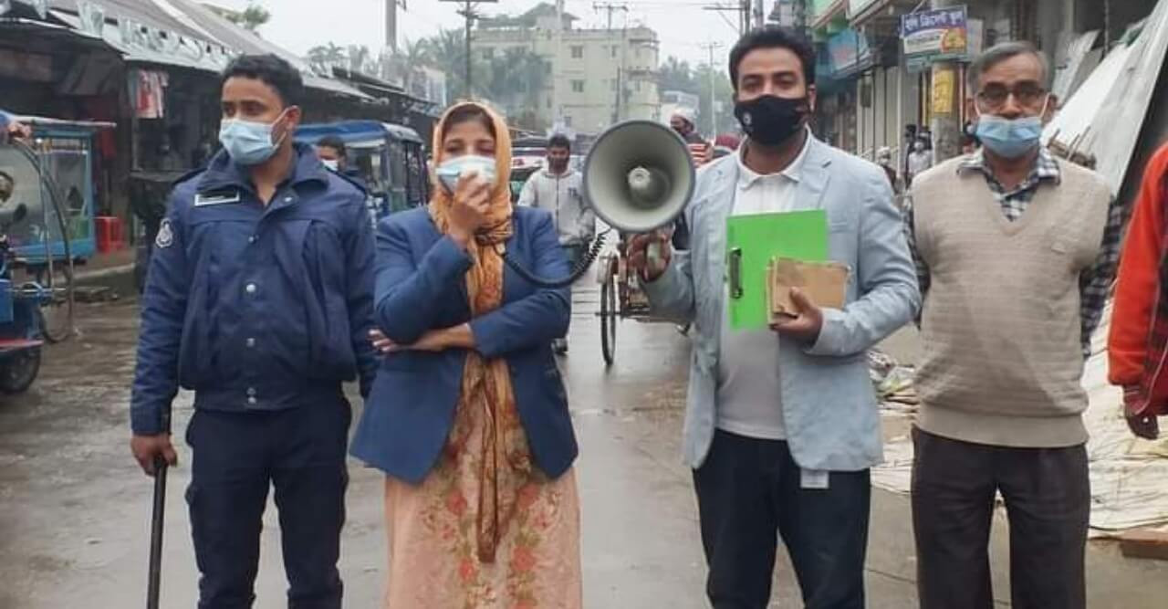 পলাশে মাস্ক না পরায় ১২ জনের জরিমানা