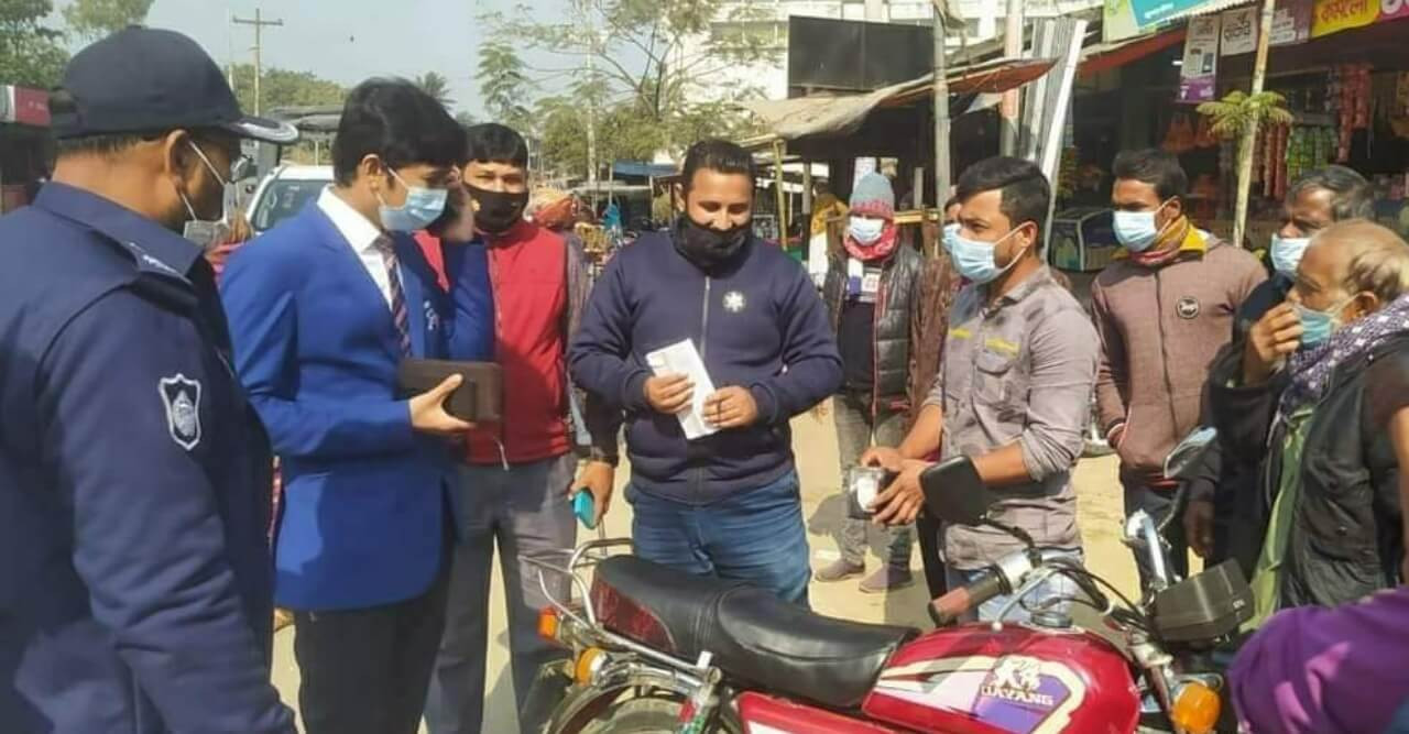 ​​​​​​​রাণীশংকৈলে স্বাস্থ্যবিধি মানতে ভ্রাম্যমান আদালতে জরিমানা