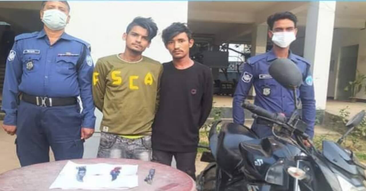 কক্সবাজার শহর পুলিশ ফাঁড়ির অভিযানে দুই ছিনতাইকারী আটক
