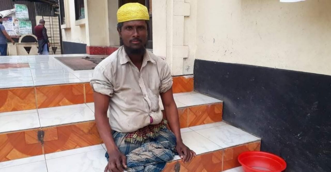 ৩০ বছর পূর্বে দু'টি পা হারিয়ে ভিক্ষা করেই চলছে ইবরাহীম