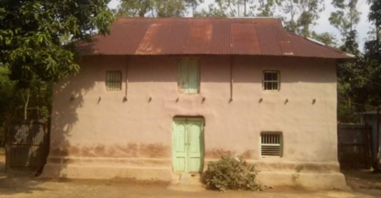 বিলুপ্তির পথে গ্রাম বাংলার এসি মাটির ঘর