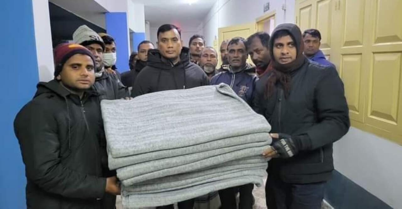 বালিয়াডাঙ্গীতে শীতার্তদের মাঝে শীতবস্ত্র বিতরণ করলেন- সুজন