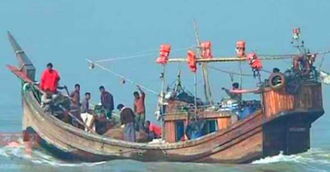 সাগরে ২০ ট্রলার ডুবি, নিখোঁজ ২৫, উদ্ধার ৩০