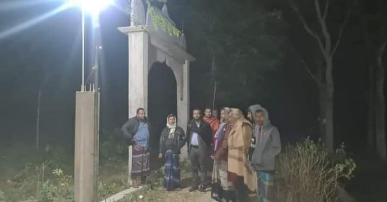 "শপথের আগেই চমক" হলেন আলোর ফেরিওয়ালা