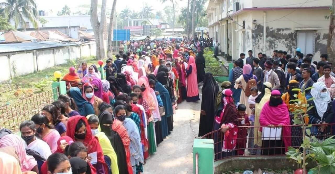 মোল্লাহাটে করোনা টিকা ২য় ডোজ গ্রহনে শিক্ষার্থীদের উপচে পড়া ভিড়