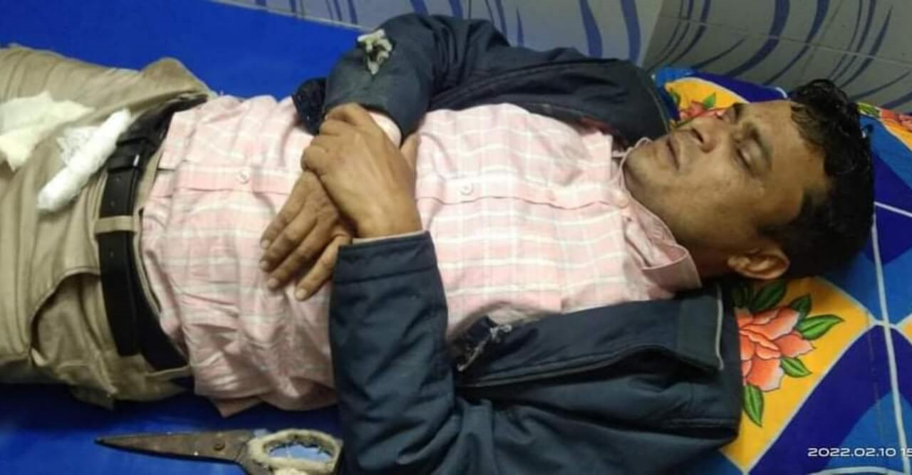 হরিনাকুণ্ডুতে মাইক্রোবাস-মোটরসাইকেলের মুখোমুখি সংঘর্ষে আহত ১