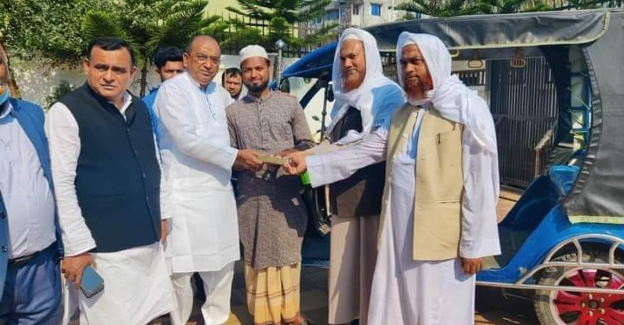 বোরহানউদ্দিনে চুরি হয়ে যাওয়া অটোবাইকের মালিকের পাশে দাড়ালেন এমপি মুকুল