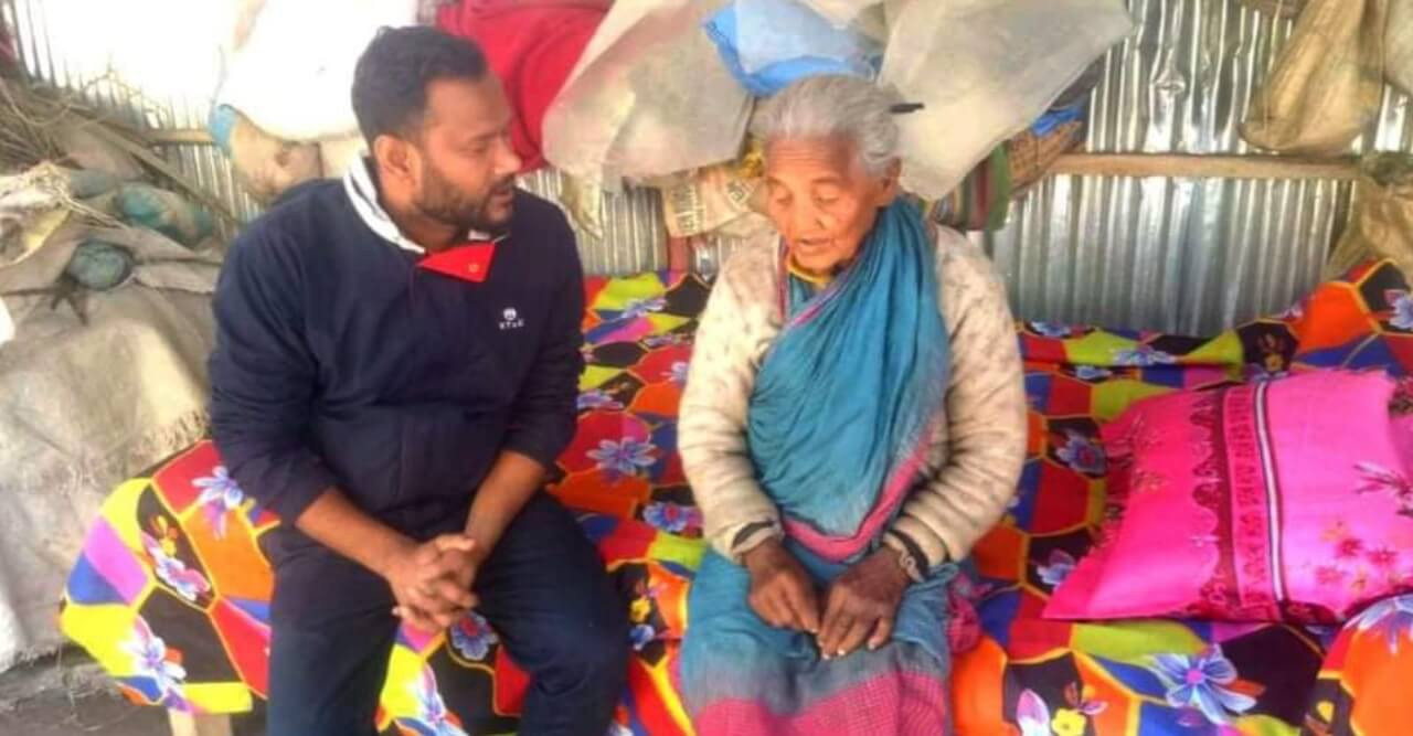ছাত্রলীগ নেতার সহায়তায় থাকার ব্যবস্থা হলো অসহায় বৃদ্ধার